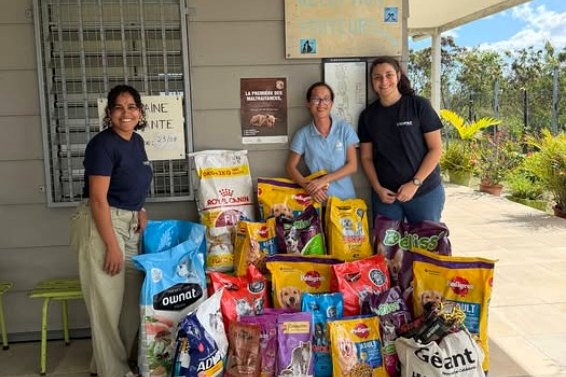 Collaboratrices CIPAC devant les sacs de croquettes collectés pour la SPANC