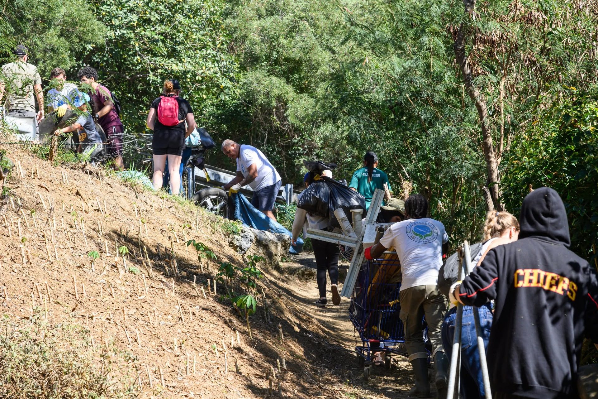 Les participants évacuent les déchets ramassés le long du sentier des Portes de Fer